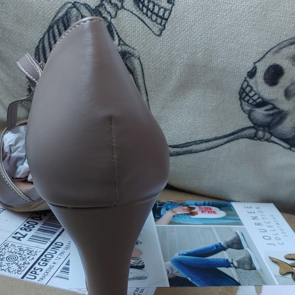 Pretty taupe shoes New - Picture 3 of 8